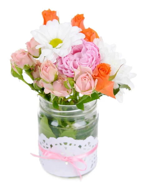 Красивый букет ярких цветов в банке изолированы на белом — стоковое фото