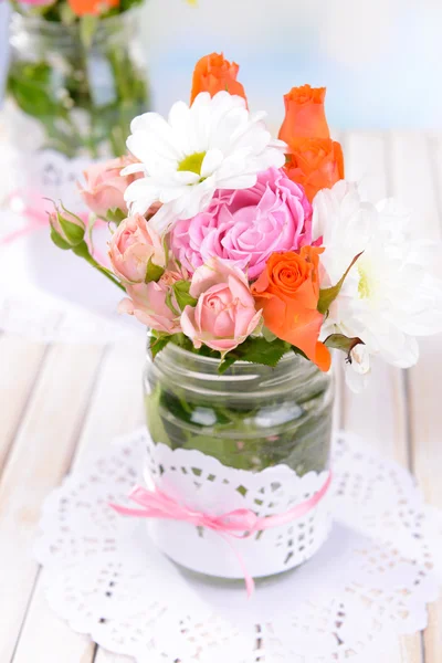 Piękny bukiet kwiatów jasny w słoiki na stół szczegół — Zdjęcie stockowe