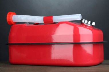 gri zemin üzerine kırmızı dizel teneke kutu