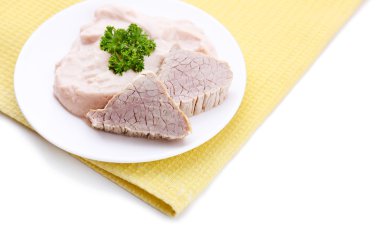 Et hamur bebek, üzerinde beyaz izole renkli peçete üzerinde plaka üzerinde besleme için