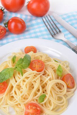 leziz spagetti domates plaka üzerinde tablo yakın çekim