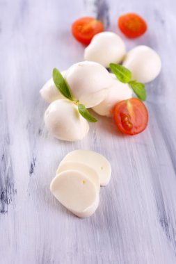 ahşap masa üstünde domates ve fesleğen ile lezzetli mozzarella peyniri