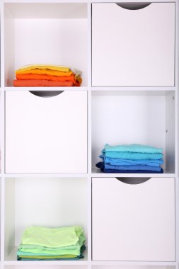 Beyaz renkli giysiler raflara yakın çekim