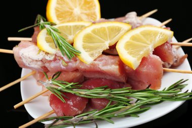 siyah arka plan üzerine çiğ domuz kebap