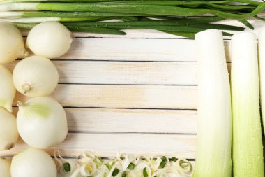 ahşap zemin üzerinde farklı çiğ soğan