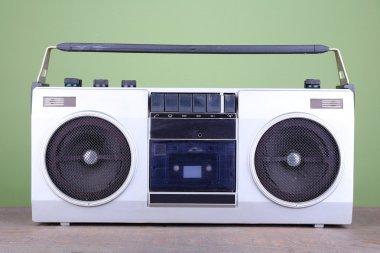 tabloda yeşil zemin üzerine Retro kaset stereo kaydedici