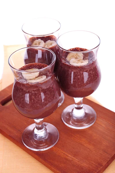 Cocktails com banana e chocolate na mesa sobre fundo branco — Fotografia de Stock