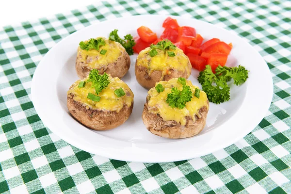 Las setas rellenas en el plato a la mesa el primer plano — Foto de Stock