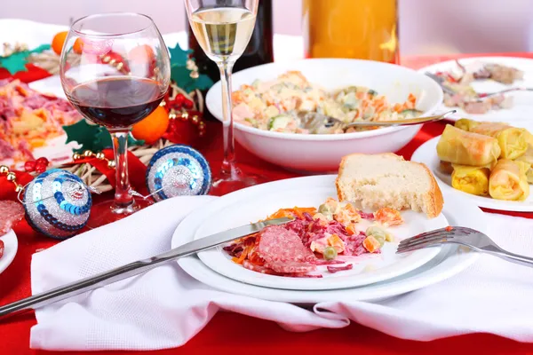 Mesa con platos festivos después de la fiesta de primer plano —  Fotos de Stock