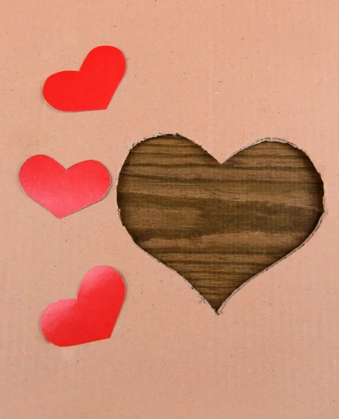 Corazón de cartón sobre fondo de madera —  Fotos de Stock