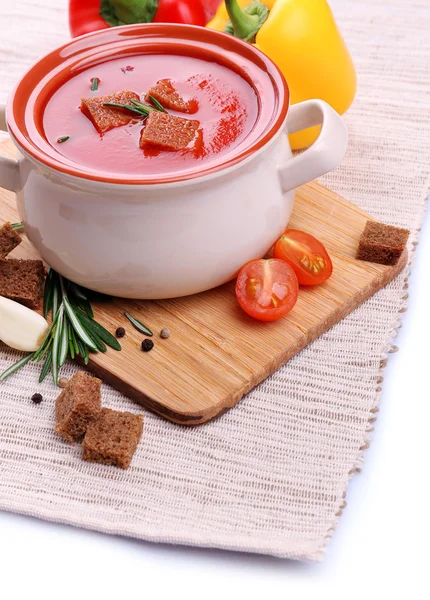 Smakfull tomatsuppe og grønnsaker, isolert på hvitt – stockfoto