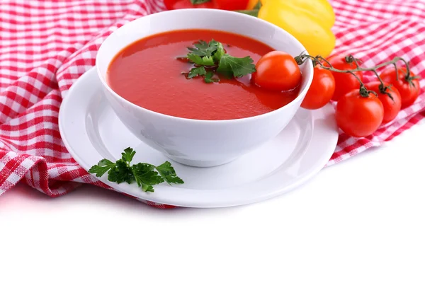 Gustosa zuppa di pomodoro e verdure, isolata su bianco — Foto Stock