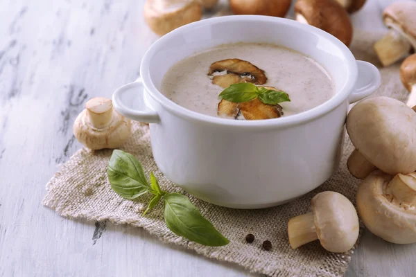 Pilzsuppe im weißen Topf, auf Serviette, auf Holzgrund — Stockfoto