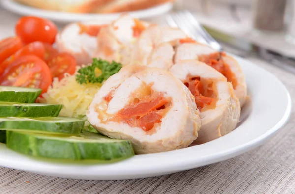 Delizioso rotolo di pollo sul piatto primo piano sul tavolo — Foto Stock