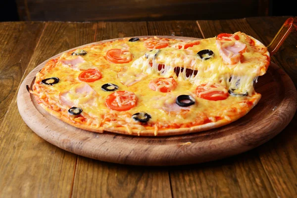 Välsmakande pizza på tabell närbild — Stockfoto