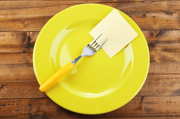 Tom Obs papper bifogas gaffel på tallrik, på färg trä bakgrund — Stockfoto
