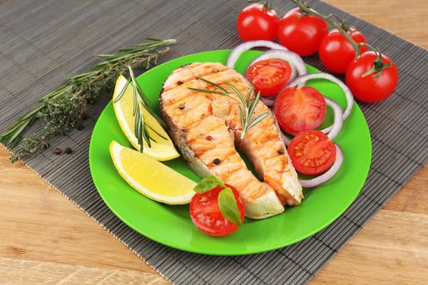 Salmão grelhado saboroso com legumes, na mesa de madeira — Fotografia de Stock