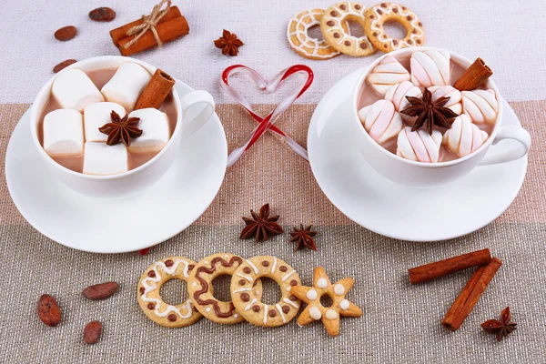 Copas de chocolate caliente con malvaviscos —  Fotos de Stock