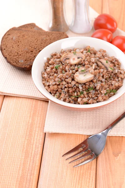 Boiled buckwheat in bowl on table close-up — Stock Photo, Image