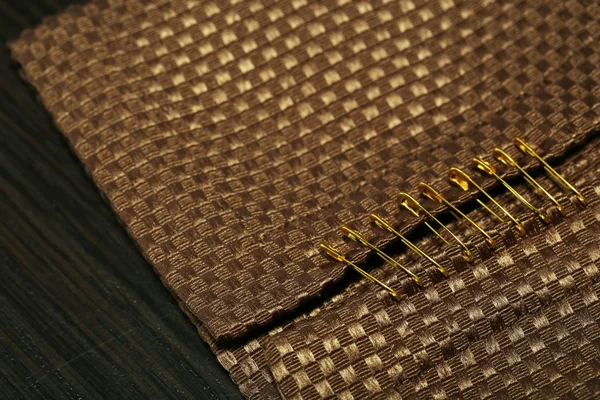 Agrafki na tkanina tło — Zdjęcie stockowe