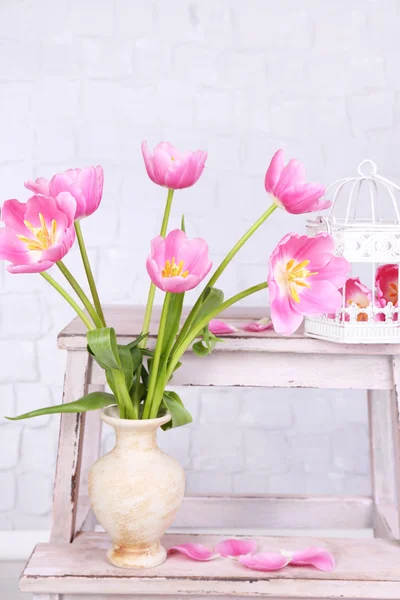 Piękne różowe tulipany na szarym tle ściany — Zdjęcie stockowe