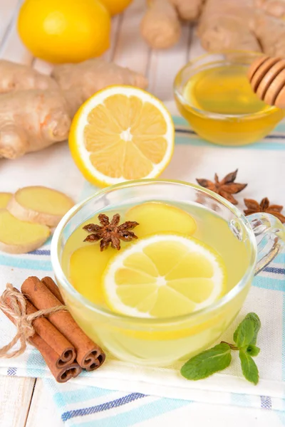 Friska ingefära te med citron och honung på tabell närbild — Stockfoto