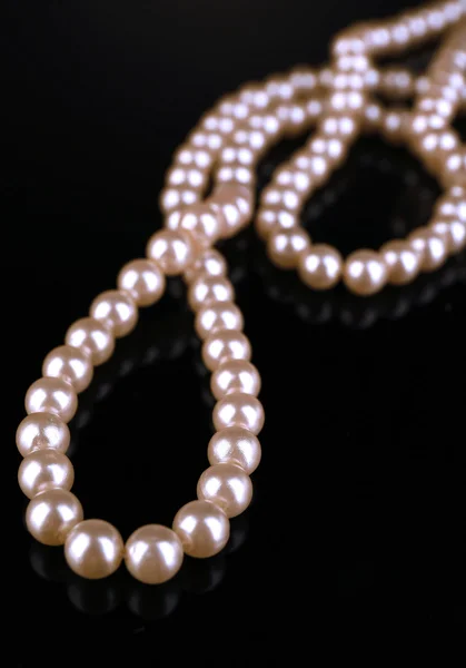 Schöne Perlen auf schwarzem Hintergrund — Stockfoto