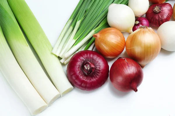 Different raw onion, isolated on white — Stock Photo, Image