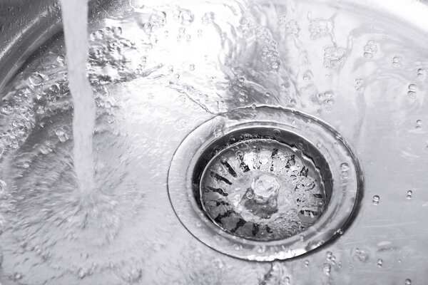 В раковине кухни течет вода
