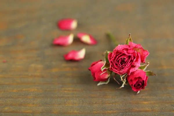 Belles roses roses séchées sur fond vieux bois — Photo