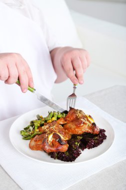 smakelijke lunch voor dikke man, op huis interieur achtergrond  