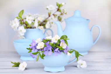 ahşap masa üstünde CUPS güzel bahar çiçekleri