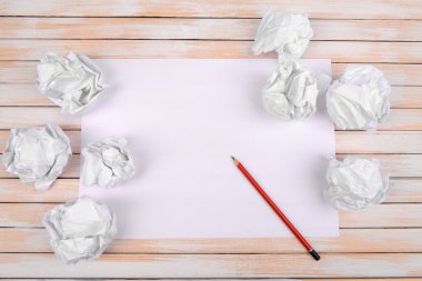 beyaz kağıt buruşuk kağıt ve kalem üzerinde tablo yakın çekim