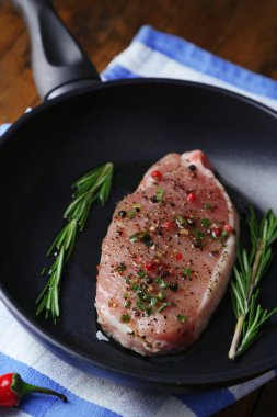 otlar ve baharatlar Pan, çiğ et biftek yakın çekim