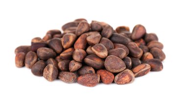 Çam fıstığı beyaza izole edilmiş.