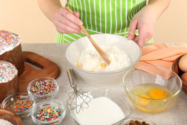 Paskalya mutfakta kek hazırlama kadın