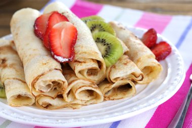 çilek ve çikolata tabağı tablo ile lezzetli gözleme