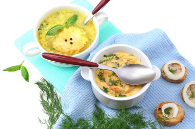 tencereler, üzerinde beyaz izole lezzetli çorba