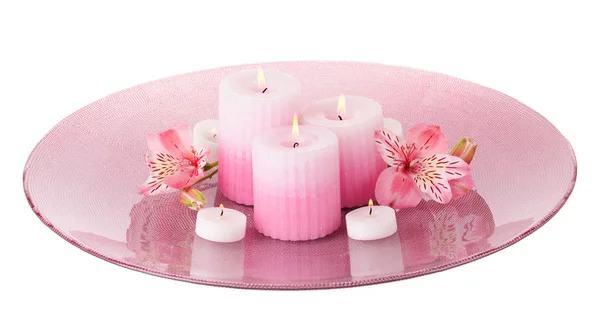 Hermosas velas con flores aisladas en blanco — Foto de Stock