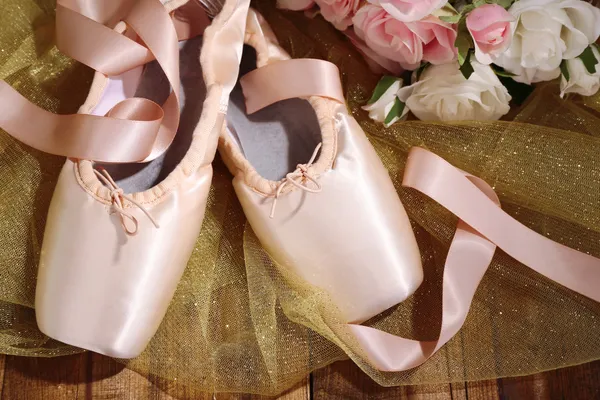 Chaussures pointe ballet sur fond bois — Photo