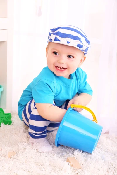 Menino bonito com balde de brinquedo — Fotografia de Stock