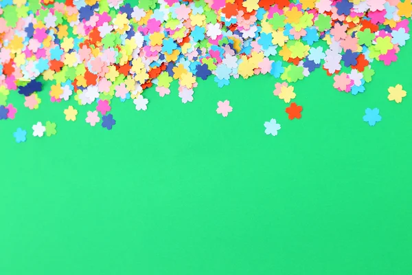 Confetti em fundo verde — Fotografia de Stock