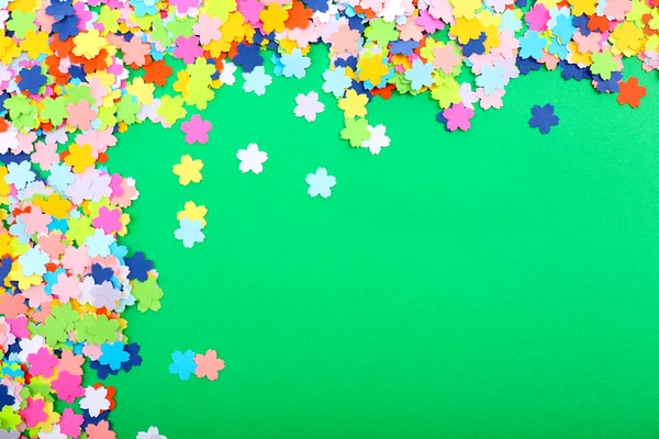 Confetti frame op groene achtergrond — Stockfoto