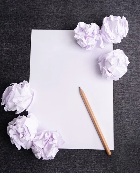 Hoja de papel blanco con papel arrugado y lápiz en primer plano de la mesa —  Fotos de Stock