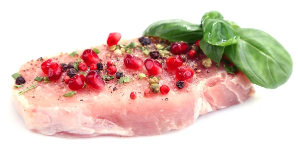 Filete de carne cruda con hierbas, especias y semillas de granada, aislado en blanco —  Fotos de Stock