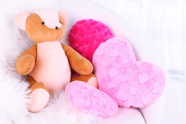 Bärenspielzeug mit Kissen auf Sessel im Zimmer — Stockfoto