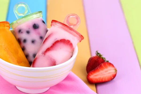 Helado de frutas en tazón sobre mesa de madera de cerca — Foto de Stock