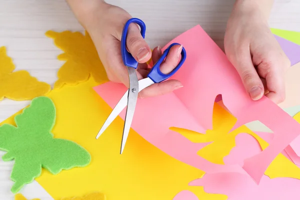 Donne mano taglio carta colorata con le forbici — Foto Stock