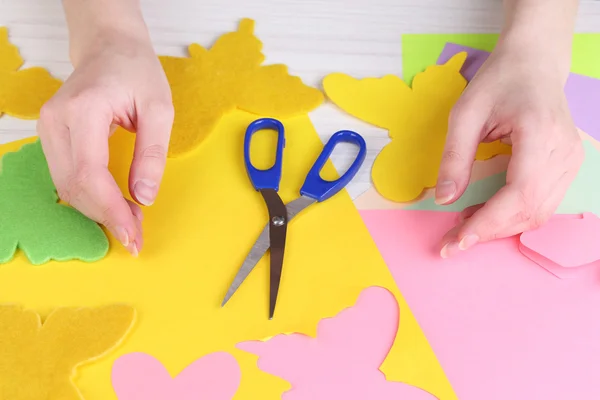 Vrouwen hand kleurrijke papier snijden met schaar — Stockfoto