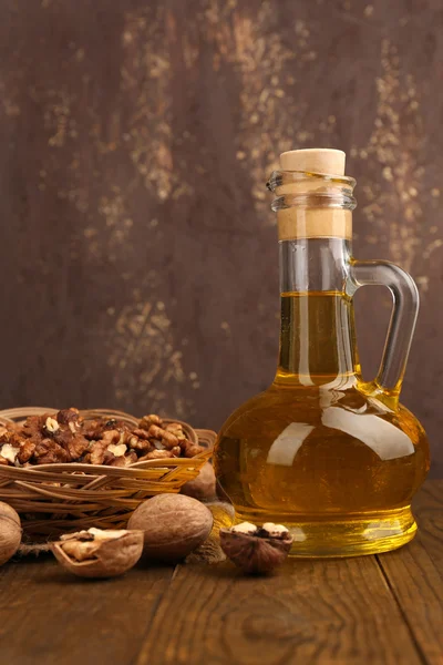 Горіхова олія та горіхи на дерев'яному столі — стокове фото
